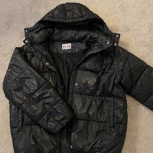 Jacka från nakd - Säljer denna sjukt snygga vinterjacka från nakd🖤 köpte av en tjej på plick! Storlek 40 så skulle passa bra på en m/l eller större s beroende på hur man vill att den ska sitta! •Köparen står för frakt och betalning sker via swish•