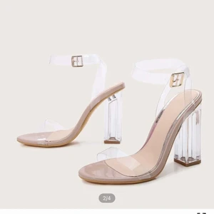 Klack skor - Beställde dessa skor men har aldrig använt dem då de var lite förstora för mig. Jag har storlek 38 och beställde dessa i storlek 39 så dem va lite svåra att gå i. Dem är som helt nya skor.