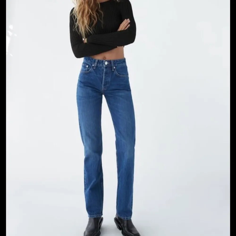 Zara jeans avklippta. Avklippta så de blir en snygg, fransig ball kant. Passar längd 165. Mid Rise jeans från zara som inte säljs längre, slutsålda. Kom privat vid intresse! 💘🤪💓. Jeans & Byxor.