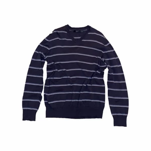 V-neck tröja - Tuff men fin v-neck tröja i bra skick och mycket bekväm🧵