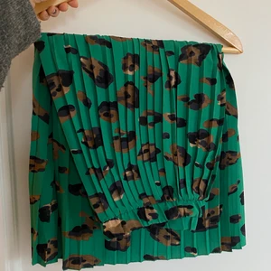 Längre kjol  - Längre kjol med mönster, storlek 38-40. Kjolen är i tunnare material och har ett fint fall. Köpt på primark för något år sedan och är använd mellan 5-10 gånger. Inga slitningar eller fläckar. Frakt står köparen för. 