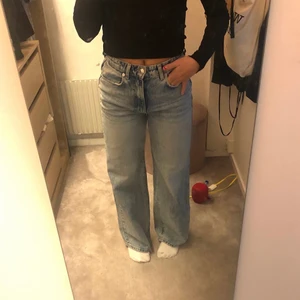 Jeans - Hej! Säljer mina jeans från Gina tricot! I jättebra skick och knappt använda🥰skriv privat vid intresse! Pris från 100kr plus frakt❤️