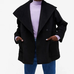 Kappa från Monki - Svart kappa från Monki! Jättemysig. Oversized. Passar perfekt nu till hösten och vintern. I väldigt fint skick, knappt använd. 