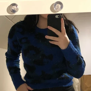 Mysigt sweatshirt - Säljer denna jättefluffiga, leopardmönstrade tröjan. Den är jättemysig men kommer tyvärr inte till användning:(