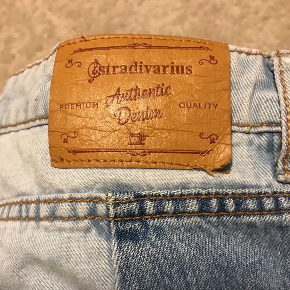 Supersnygga två färgade jeans från stradivarius . Jeans & Byxor.