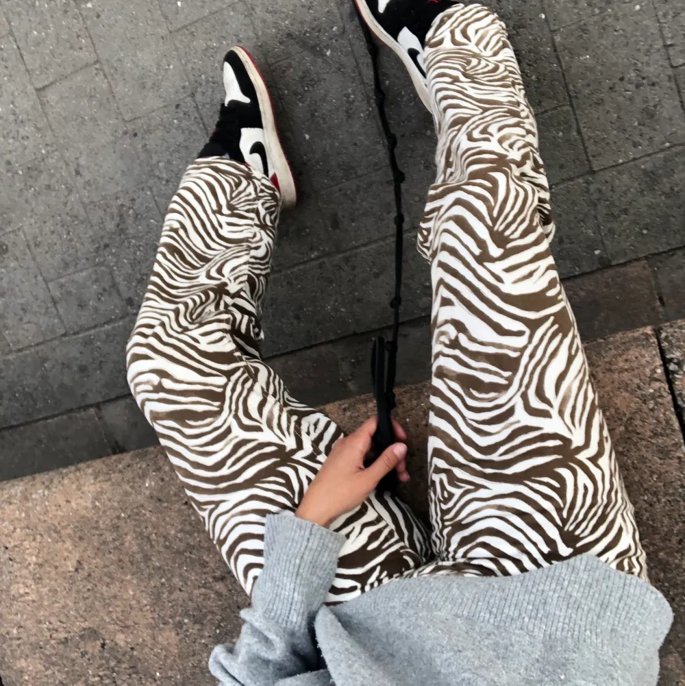 brun/vita zebra byxor använda 1 gång. Jeans & Byxor.