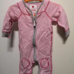 Reima underställ - Bästa bebisplagget för vintern. På med dräkten direkt ovanpå blöjan och ner i åkpåsen, dräkten hjälper till att hålla barnet lagomt varmt. 