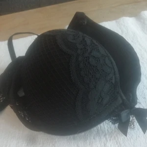 Storlek 75 A - Snygg bh med läckra detaljer i nyskick. Bh:n är endast provad och säljes pga fel storlek. Annars som ny. Fler bilder kan skickas vid intresse. Ordinariepris, 289:-  Bud eller FASTPRIS: 120:-