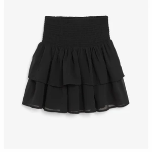 Svart volangkjol  - Säljer denna svarta volangkjol från Kappahl då den ej används. Helt ny! Storlek 158-164 men passar mig som har xs-s (164cm lång). 