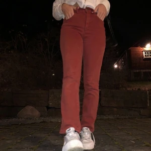 Orage/röda Suzy jeans  - Köpta på plick men säljes vidare pga att de var lite för små. Frakt tillkommer. (Bilderna är lånade från förra säljaren)