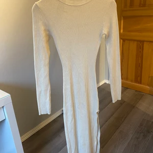 Klänning från missguided storlek 36 - En jättefin klänning från missguided, köptes i somras endast använd en gång. En slit vid vänster ben, normal i storlek🤍🤎
