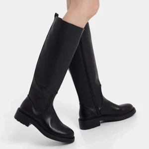 Stövlar  - Trendiga stövlar säljs i storlek 40, alldeles nya! 💗💗