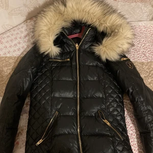 Rockandblue - Säljer min rockandblue jacka i strl 36, den är endast använd en vinter och har inga slitage eller fläckar. Nypris var 2700kr och säljer jackan för 500kr.