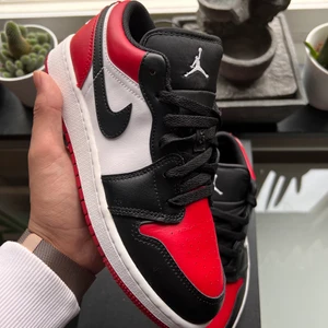 Air Jordan 1 Low ”Bred Toe” 🐞 - Air Jordan 1 Low ”Bred Toe” 🐞  Storlek:  -37,5 