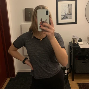 Randig t-shirt från Brandy melville  - Super snygg och skön t-shirt från brandy melville i strl S men passar även XS-M. Knappt använd och bra skick. Köparen står för frakt!