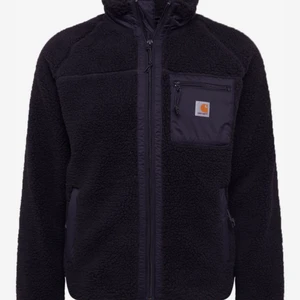 Carhartt - Detta är en jacka som är använd 10 gånger, jackan är i ett väldigt fint skick och är i storleken XS. Jag köpte jackan för 1500 kr. Säljer denna jacka för att den är för liten och inte kommer till användning. Hör av dig om du vill ha fler bilder/undrar nått! Buda från 700kr 