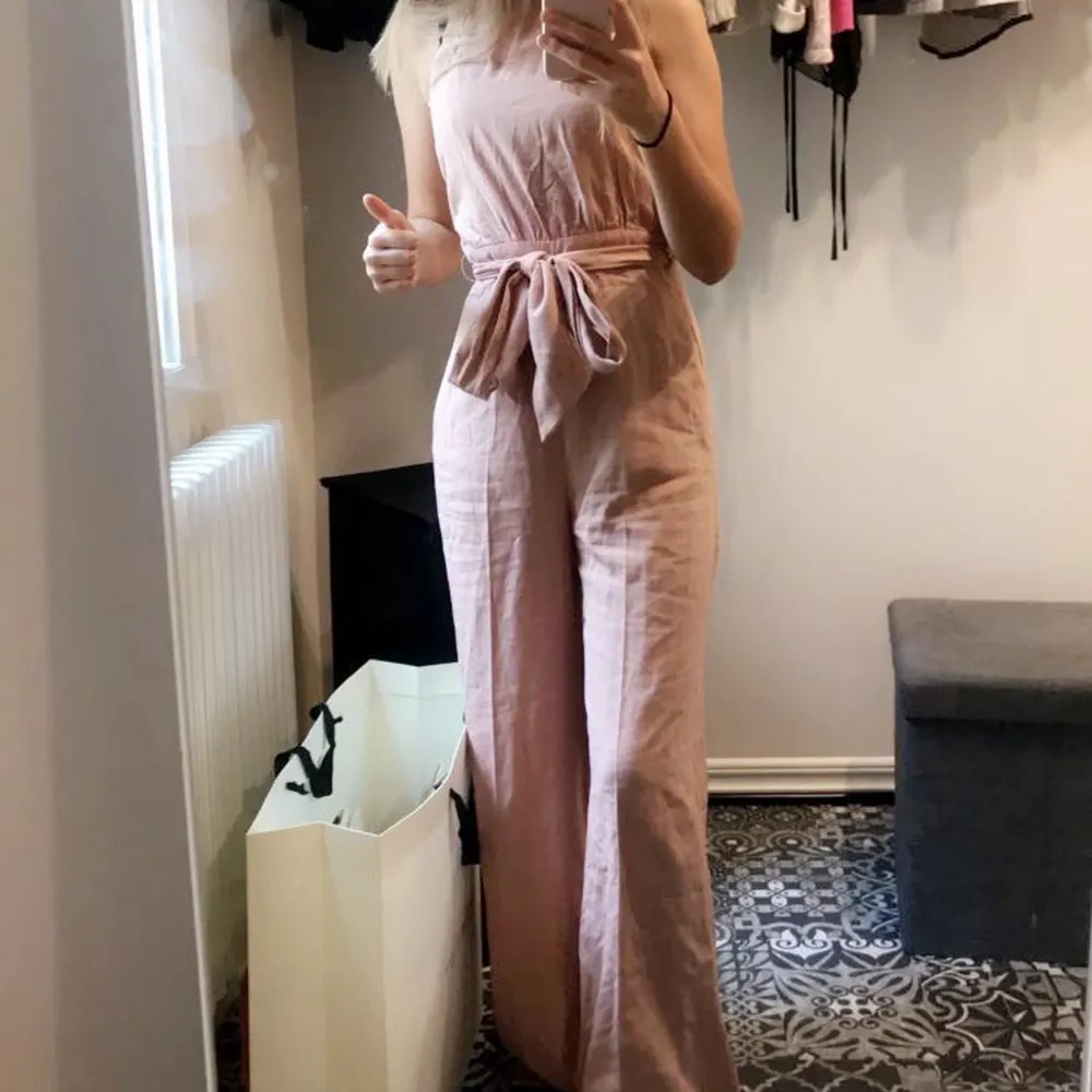 ljusrosa jumpsuit från Zara. 300/bud 💖💖 jag är 160 (ser väldigt lång ut på bilden 😅😌) . Klänningar.