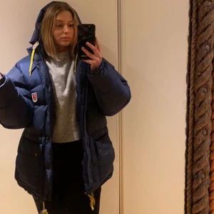 Fjällräven jacka mörkblå - Säljer min mörkblå fjällräven jacka i storlek XXXS (har stolek XS-S i vanliga fall). Endast testad och inga som helst fel på. Säljer pga köpt en annan vinterjacka och behöver ej två.