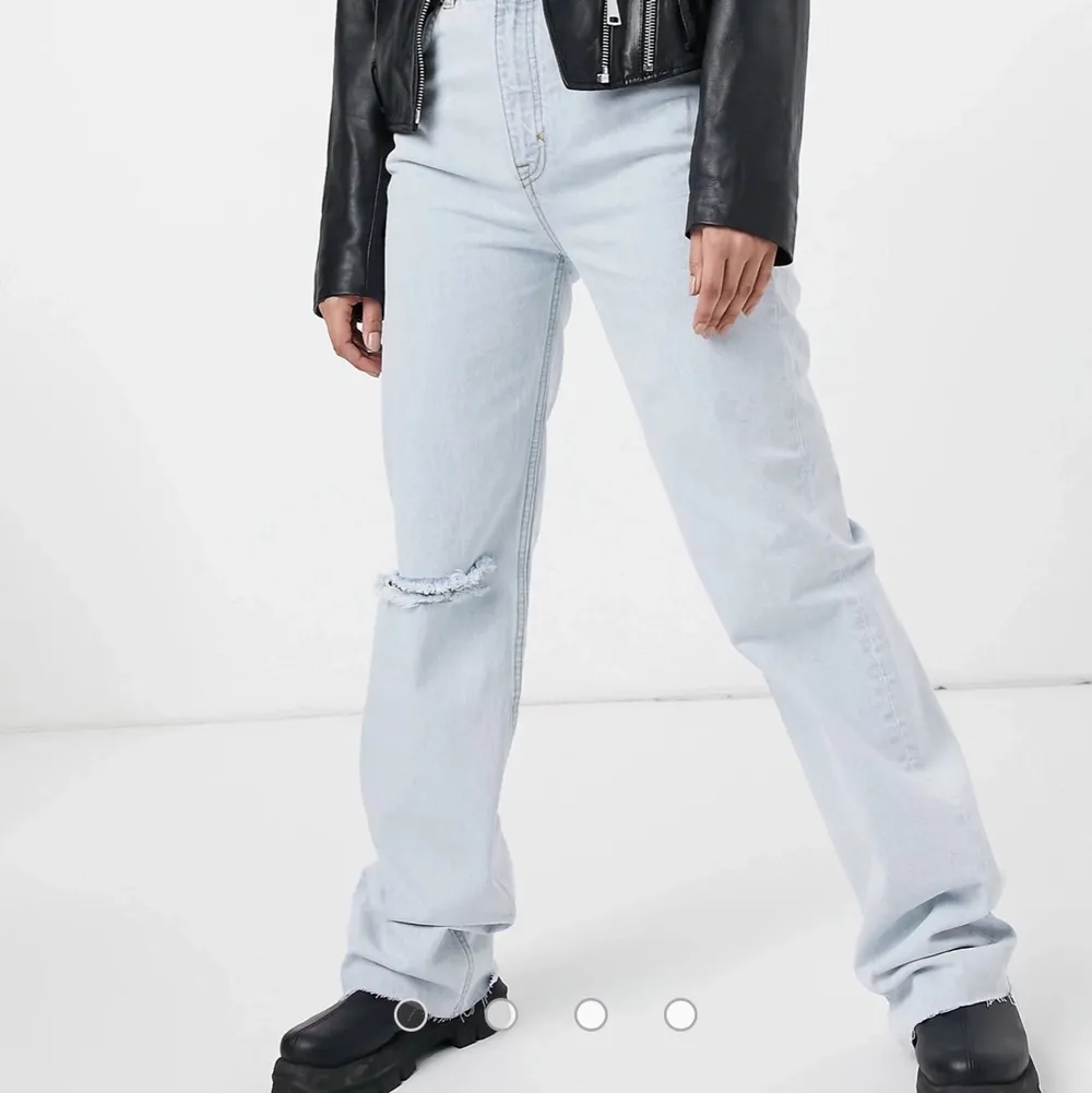 Säljer dessa snygga jeans med ett hål på ena benet. Aldrig använda med prislappen kvar. Långa i benen.💗. Jeans & Byxor.