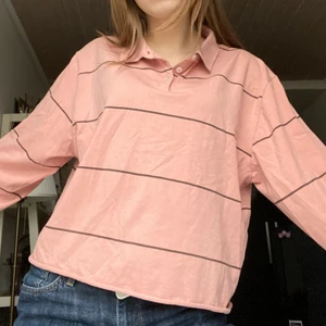 Mjuk tröja med skjortkrage - En supermjuk och mysig rosa tröja med skjortkrage från pull&bear! I storlek M men passar fler beroende på önskad passform, använd några gånger men i toppskick! Köparen står för frakt💗