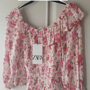 Helt ny zara blus -  Helt ny blommig Zara  blus 🌸🌺