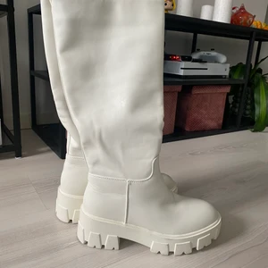 Boots - Supersnygga vita boots, aldrig använda pga. tyvärr för små! 