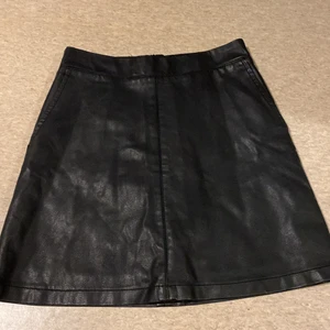 Fest kjol - Säljer denna kjolen för 150 kr från ålhens kostade 300 kr den är i storlek 34 men går för 36 ochså 