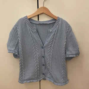 Blå stickad topp från Zara - Blå stickad topp från Zara. Använd några gånger så i bra skick. Storlek M men mer som en S.