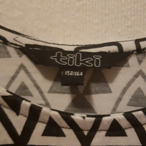 Tiki klänning  - En klänning som sticker ut. Vit/svart mönster vilket är fint. Kan passa till er som bär XS men även S I vissa plagg.🤍