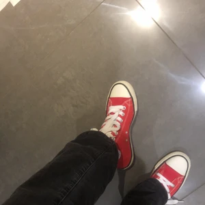 Converse - Säljer mina jätte fina converse. Det är helt ny tvättade ❤️ Jag älskar verkligen dem, men har många skor så behöver få det sålda❤️ De är i storlek 40 men skulle säga 39❤️ 