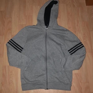 Adidas kofta  - En grå adidaskofta, men tryck på ryggen. Skitsnygg är den. Knappt använd. Står storlek 164 men stor i storlek så passar en xs/s skulle jag säga. ☺️