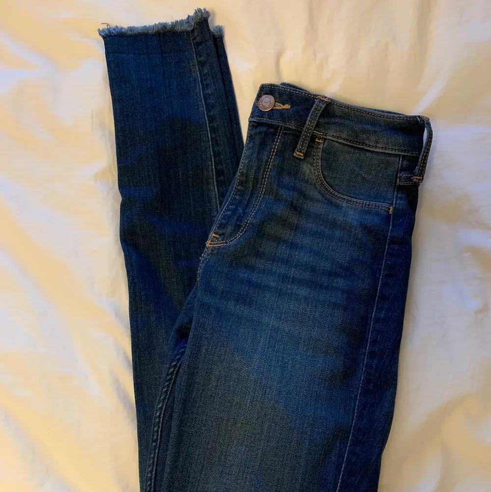 Superfina mörkblå tajta jeans från Hollister i deras curvy kollektion, jätte stretchiga och sköna, sparsamt använda, frakt tillkommer . Jeans & Byxor.