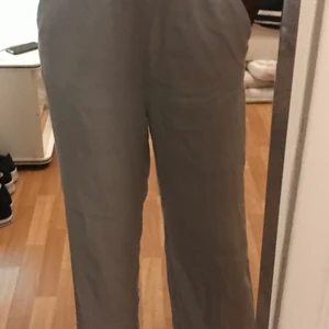 Linnebyxor - Ett par linnebyxor. Knappt använda. Är 173 & de går ner till hälarna☺️