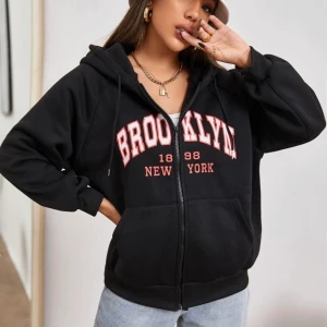 Svart ziphoodie - Svart ziphoodie med tryck från Shein. Lite defekter som lite nopprig (därav priset) på vissa ställen men inte jätte förvånad då den är från shein. Frakt tillkommer. Storlek M men passar som en oversize S.