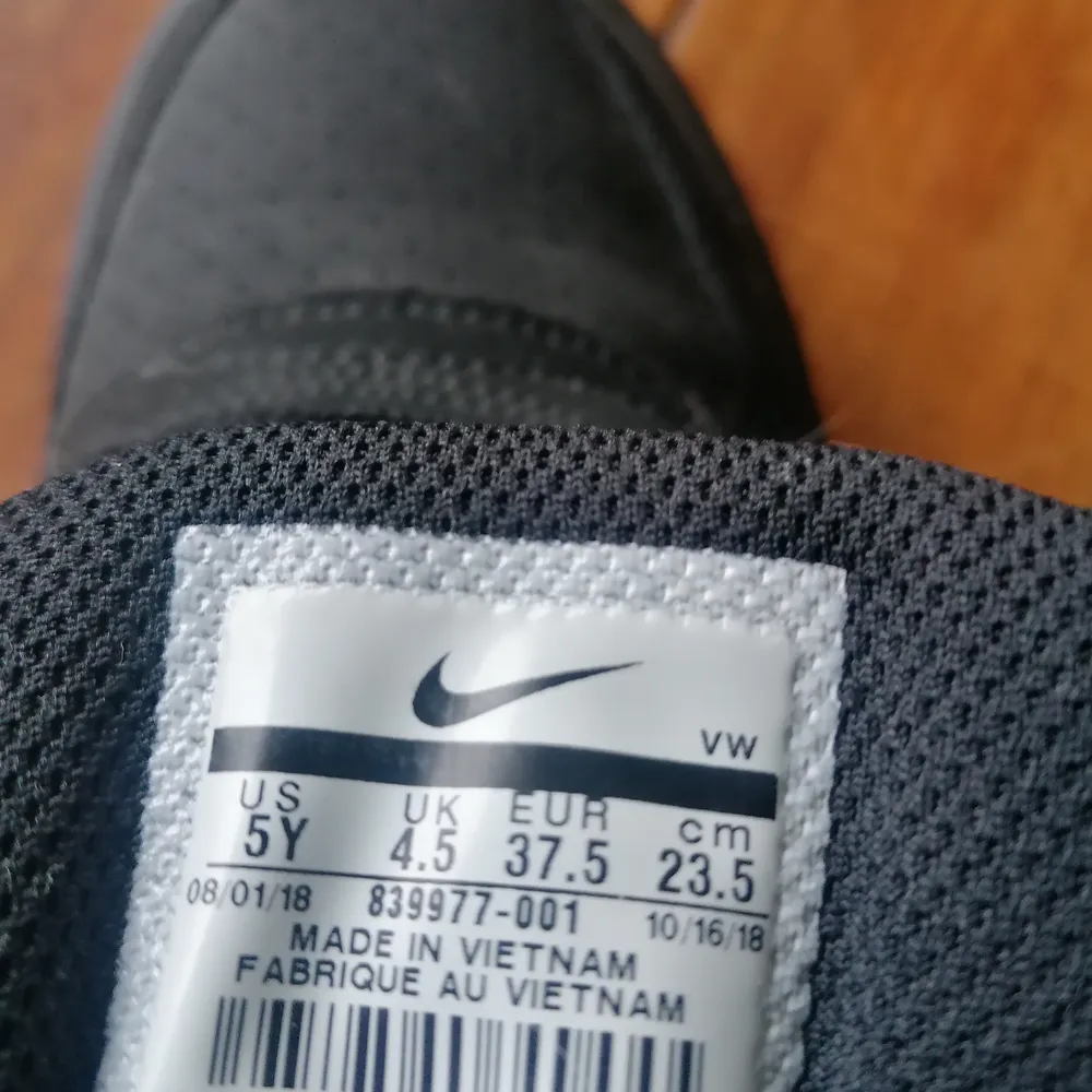 Nike skor helt nya bara prövade st 37.5 . Skor.