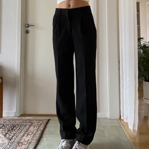 Kostymbyxor  - Säljer dessa jättefina kostymbyxor från NAKD i storlek 36. De är mid waist, passar mig bra i längden som är 174. Säljer de då jag har andra nästan likadana. Hör gärna av er för mer info! 