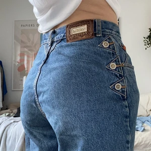 LAWMAN jeans - Långa i benen för mig som är 177cm men sitter fint i midjan. Fina detaljer och supersköna!!!