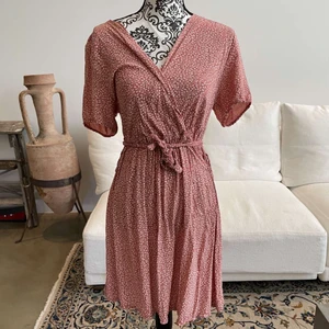 Klänning - Jättefin blommig sommarklänning som man kan knyta själv i midjan. Är som en storlek 36/S. Bra skick. Kan både frakta och mötas upp, köpare står isf för frakt!📦