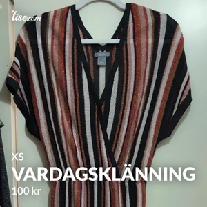 Stickad klänning  - Stickad klänning ifrån Lindex. Storlek XS men är väldigt strechig 