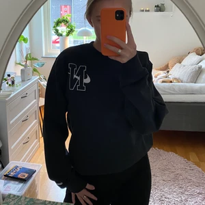 Nike sweatshirt - Så fin svart Nike sweatshirt! Säljer pga att den inte kommer till användning :( Använd 1 gång, aldrig tvättad, nyskick! Nypris 900:-. 