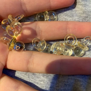 Nappberlocker  - Fina gula/genomskinliga nappberlocker🔥super gulligt och trendigt. 10st