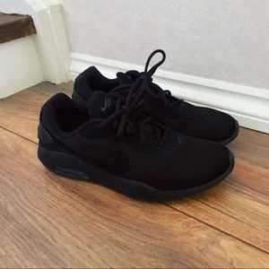 Nike skor - Svarta Nike skor i storlek 42, men skulle säga att de är lite små i storleken och passar även som 41. Fint skick, använda ett fåtal gånger!