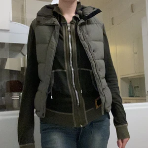 Vadderad väst - En varm militärgrön väst, säljer pga lite för liten för mig