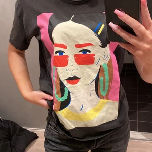 Zara - En snygg T-shirt från zara i EU S men skulle säga att en är lite oversizd. Aldrig använd☺️ 65kr+frakt. Skriv vid intresse eller frågor💖
