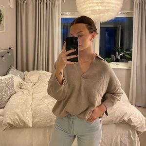 V-ringad tröja - Finaste tröjan🙏🏼 används inte så ofta längre därav att jag säljer den, jättefin i skick då den inte används jättemycket❣️ skriv till mig om ni vill köpa direkt, till vilket pris⚡️ 