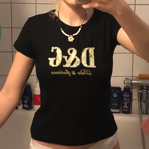 D&G T-shirt  - Jättefin tight passform väldigt stretchig! Köpte denna på humana för nåt år sen! Passar alla från xs-m beroende på passform eftersom den är väldigt mjuk och stretchig! Jag har vanligtvis xs/s! Texten är skriven i guld paljetter💖💖💖😎