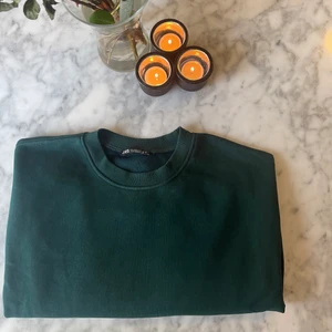 Grön Sweatshirt från ZARA - Grön kort sweatshirt från ZARA i storlek M. Använd 1 gång. Hoppas på att det finns nån där ute som kan rocka den bättre än jag🧡 Alla bilder är mina, möter gärna upp dig i Nacka eller fraktar sålänge du betalar frakten. Ha det bäst ☀️ 