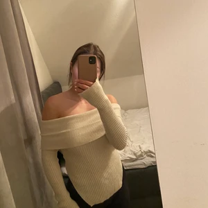 Off-shoulder tröja  - Säljer denna stickade off-shoulder tröja från Gina tricot, använder inte längre💕