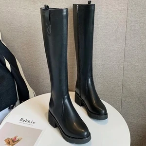 Svarta Stövlar  - Nypris 270kr. Aldrig använda pga råkat köpa fel storlek (har storlek 38 råkade köpa 36 då jag läste fel). Kan tyvärr ej skicka bilder med stövlarna på då jag inte får på mig stövlarna alls. Men kan självklart skicka egna bilder på självaste stövlarna vid intresse. Som sagt helt nya och skickas i lådan de kom med. Endast Swish och post och bara att skriva vid intresse eller frågor. Kan som sagt skicka egna bilder men ej med stövlarna på☺️ (första två bilderna är lånade från hemsidan)