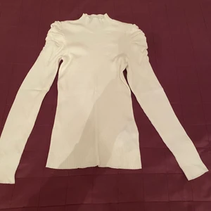 Långärmad topp  - Långärmad topp från New yorker, använt denna 2 gånger och är i bra skick. Är i storlek S, stretchigt material. Pris 50 kr.